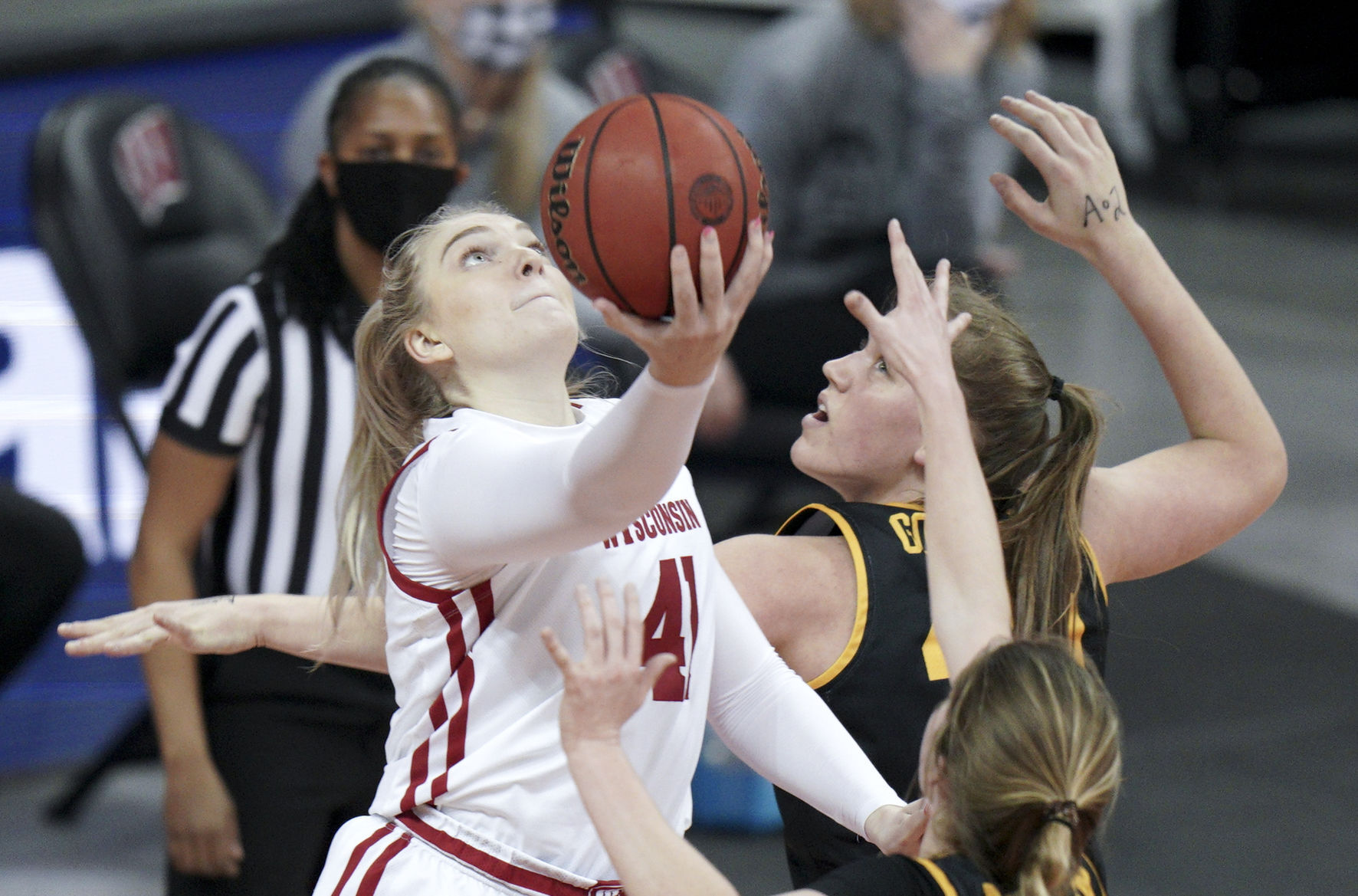 Iowa 84, UW 70